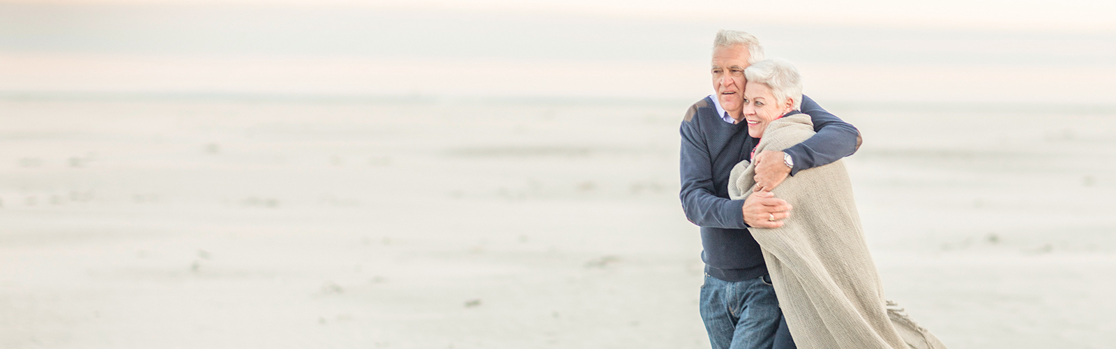 Ένα ζευγάρι περπατάει στην παραλία Ένα ζευγάρι περπατάει στην παραλία